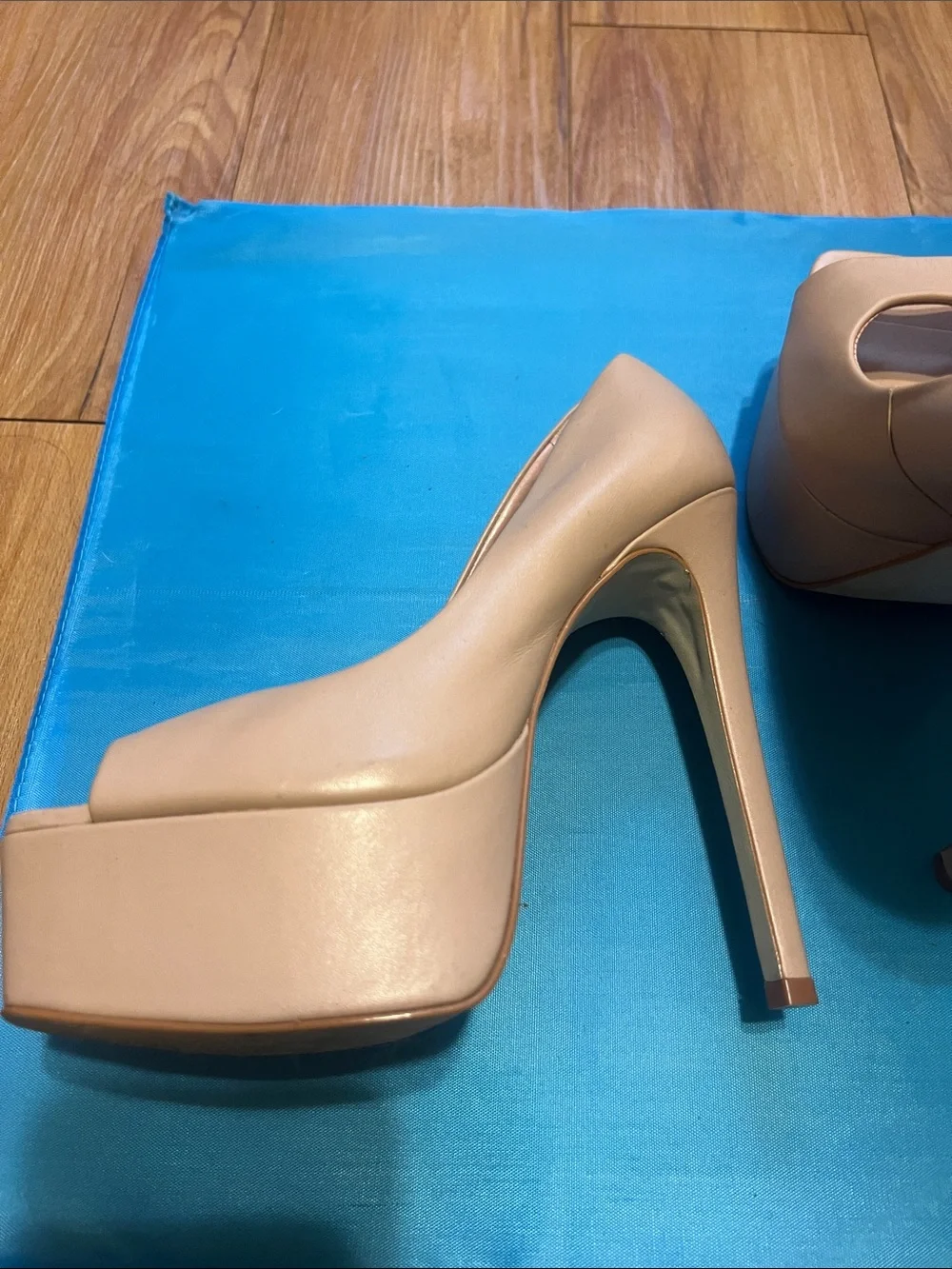 Steve Madden Beige Peep-Toe Platform Pumps